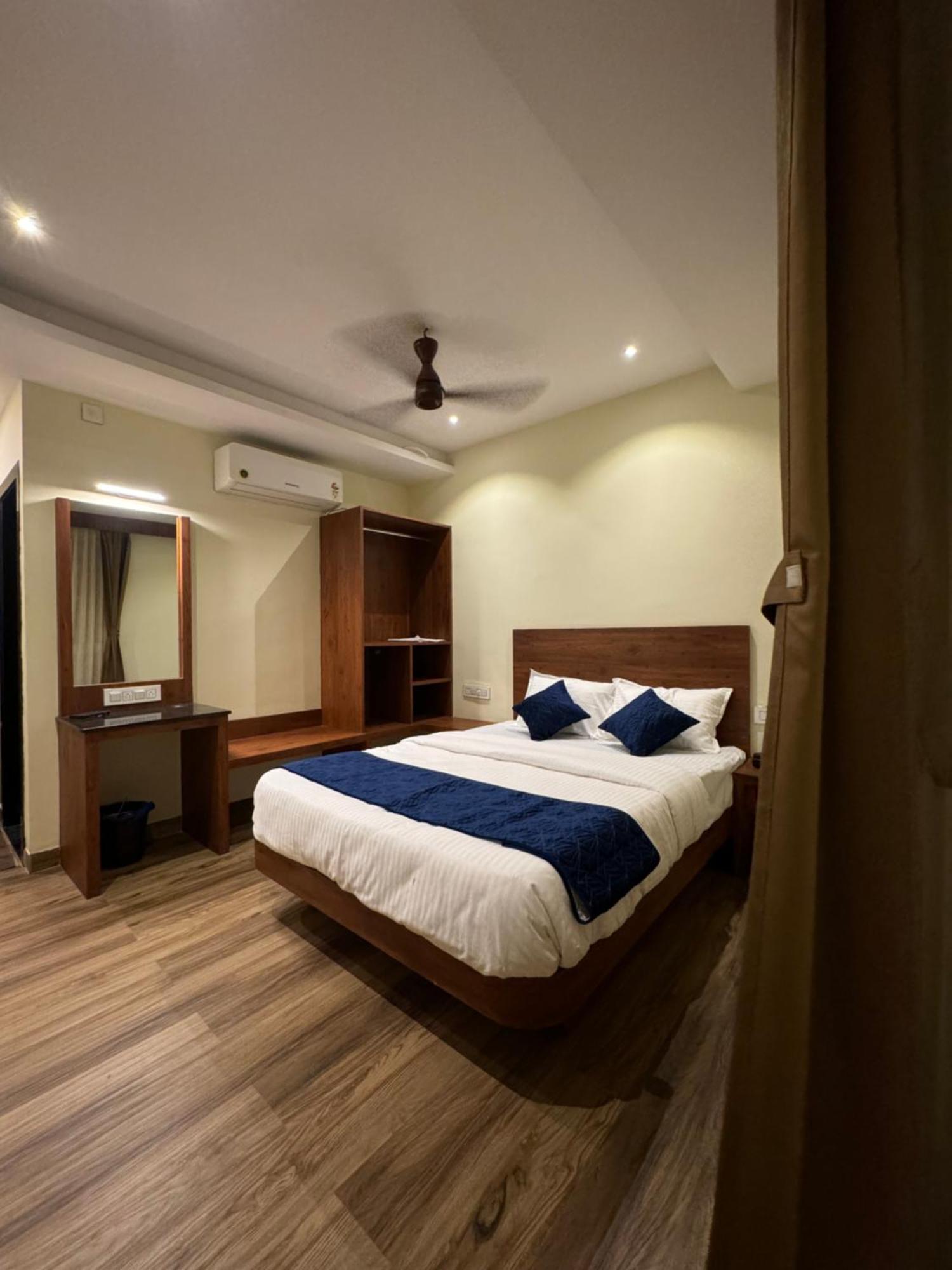 S K Legacy Hotel Mysore Exteriör bild